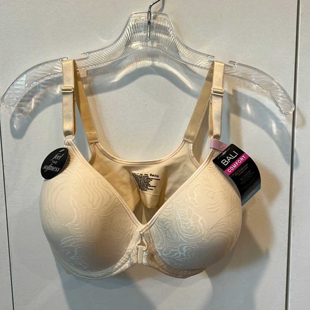 Bali® Comfort Revolution Full-Figure Front-Closure Bra